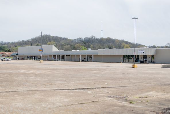 Brooklyn Shopping Center: 923-951 East College Street, Pulaski, TN 38478